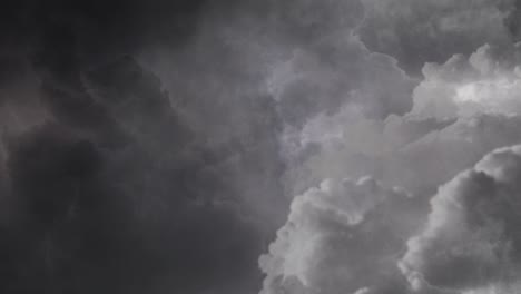 暴風雨 閃電 打擊 黑雲 中 黑天