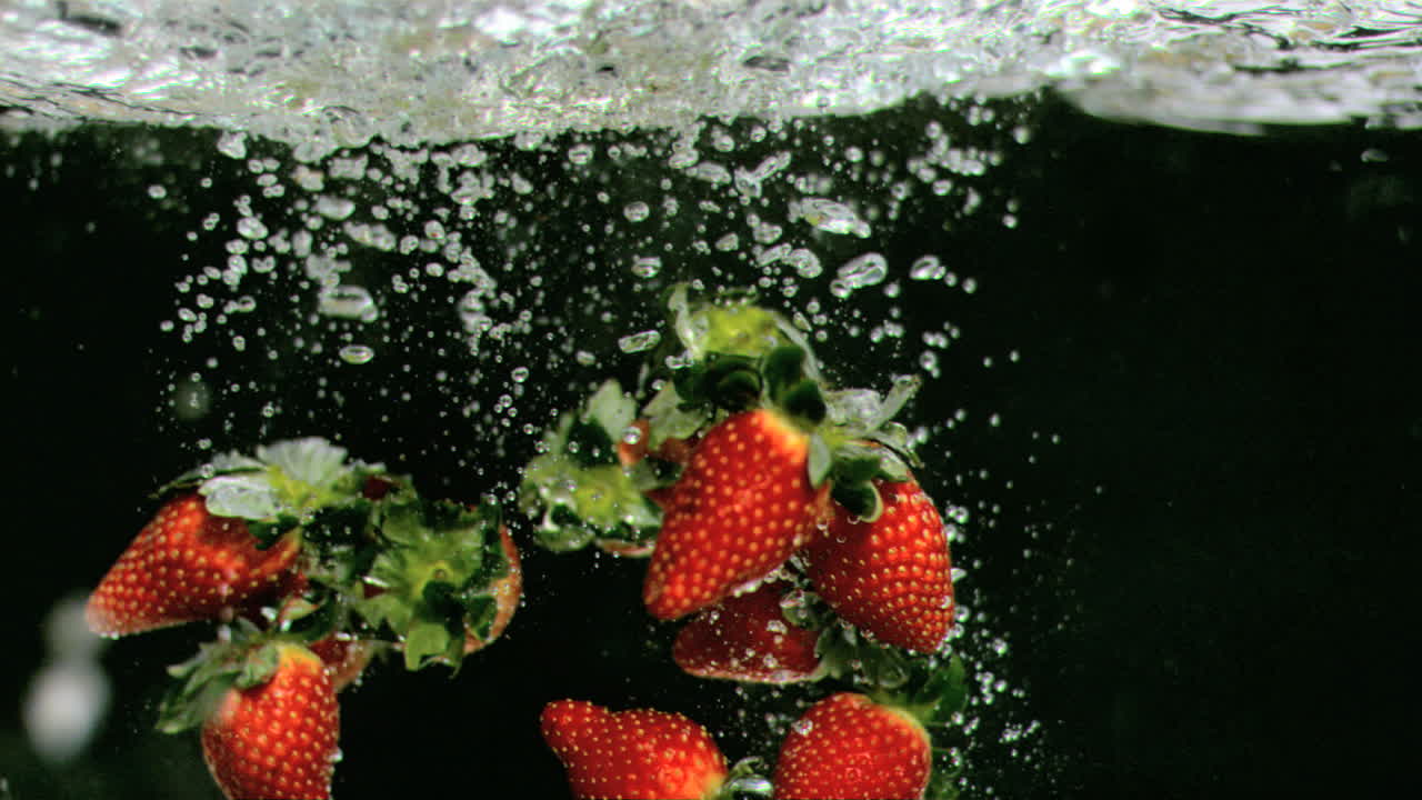Fragole sott'acqua al super rallentatore