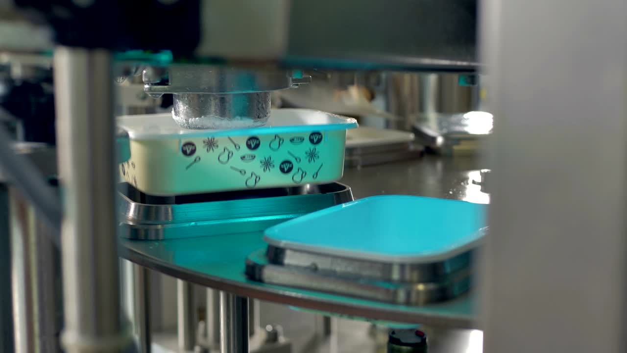 작업장에서 김을 포장하기 위한 이동 가능한 둥근 테이블.