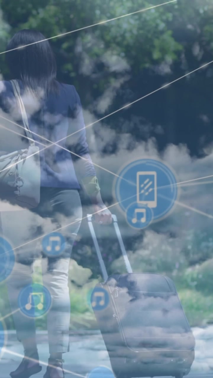 Animazione di una rete di connessioni sopra le nuvole e vista posteriore di una donna con valigia.