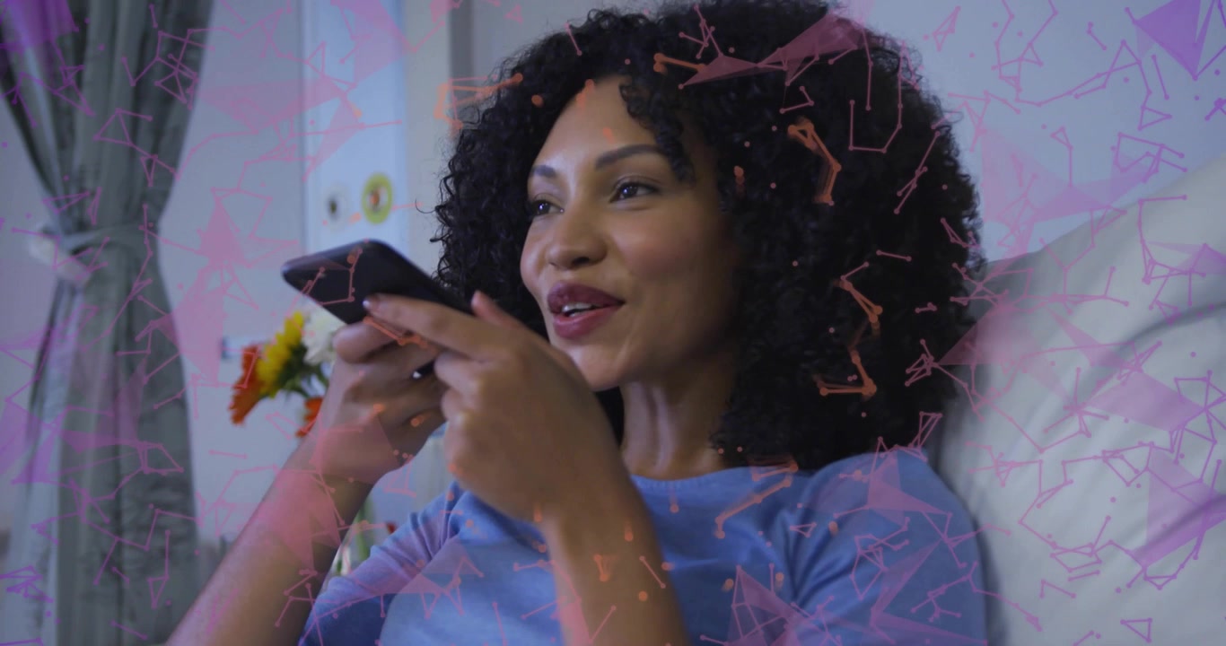 Donna che parla in uno smartphone sul divano, che avvia una sovrapposizione di rete che mostra dati di comunicazione.