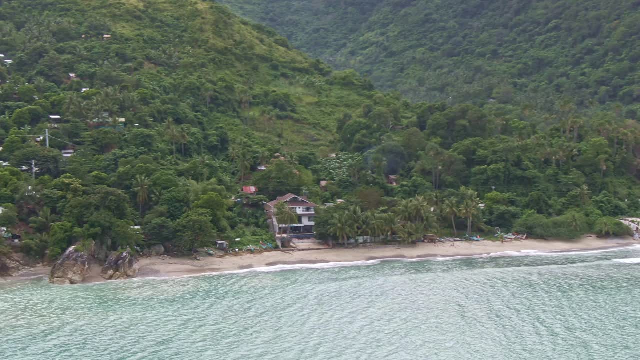 Vista Aérea de un Pueblo Costero Tropical