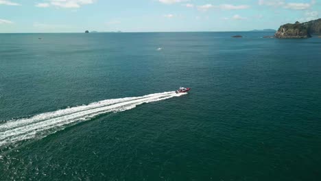 barco de pesca deslizándose por las aguas