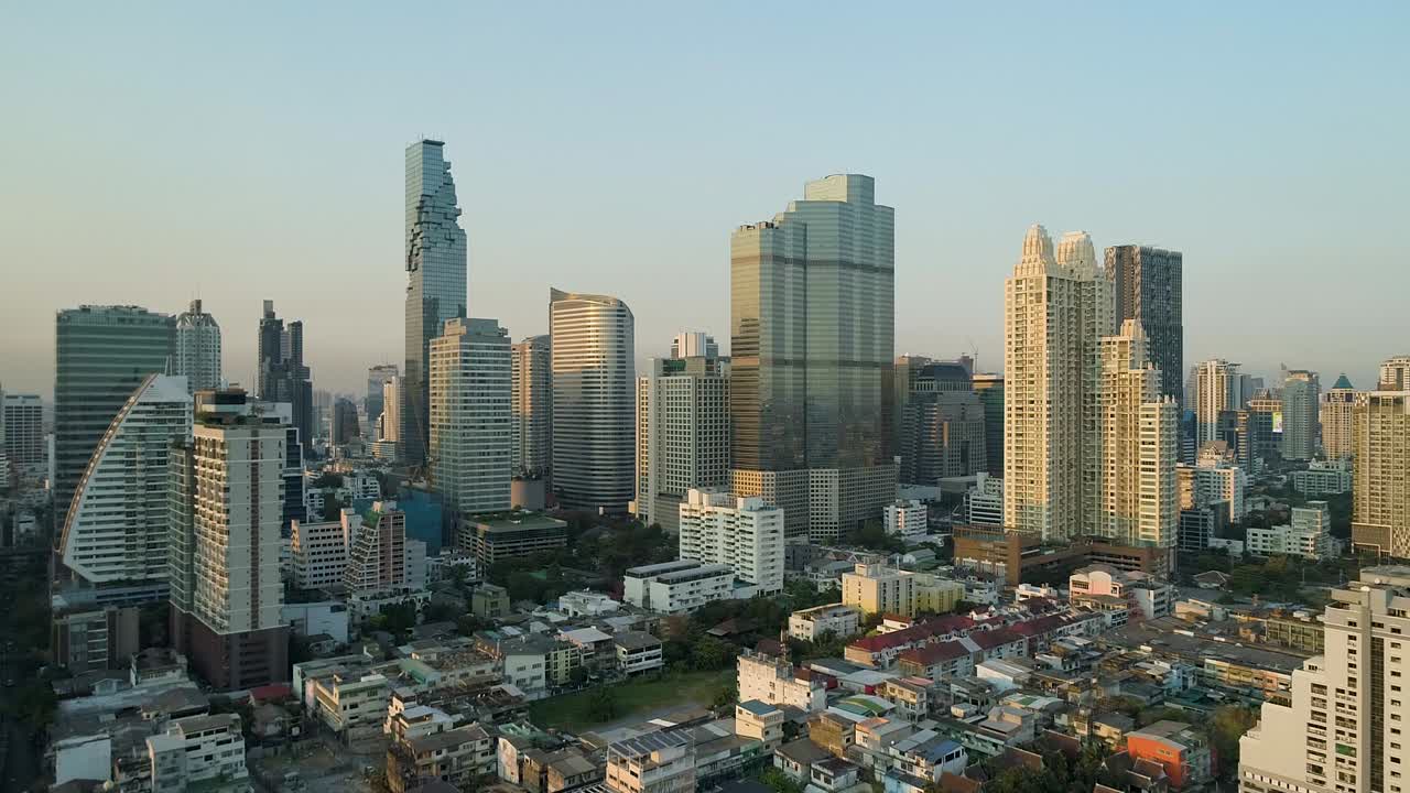 horizonte de bangkok durante la hora dorada con cielo azul claro, vista aérea