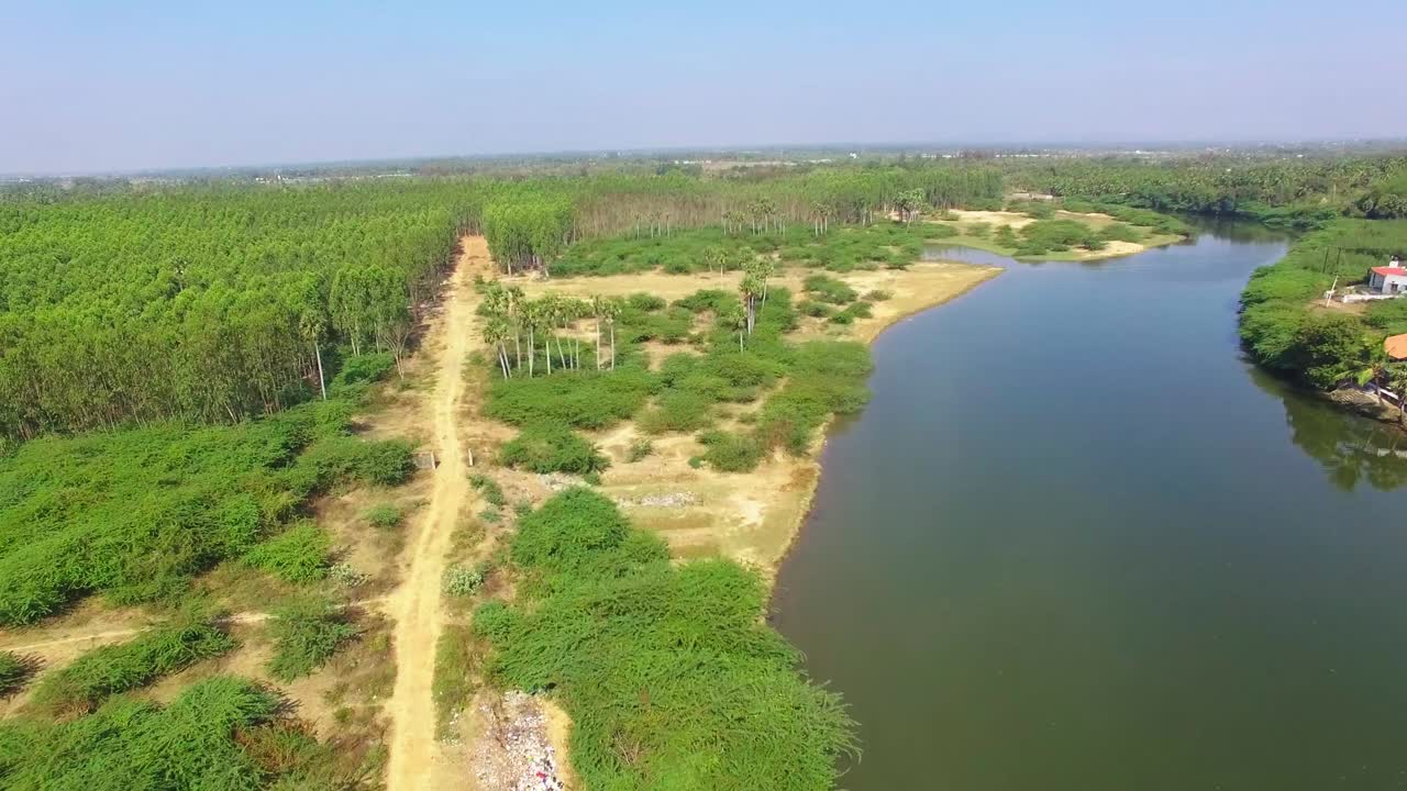 imágenes de drones de volar a través de un canal de remanso en pondichery, india, con un movimiento panorámico