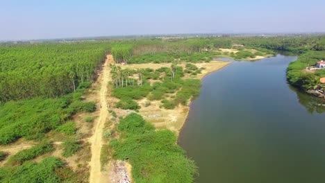 Imágenes-De-Drones-De-Volar-A-Través-De-Un-Canal-De-Remanso-En-Pondichery,-India,-Con-Un-Movimiento-Panorámico