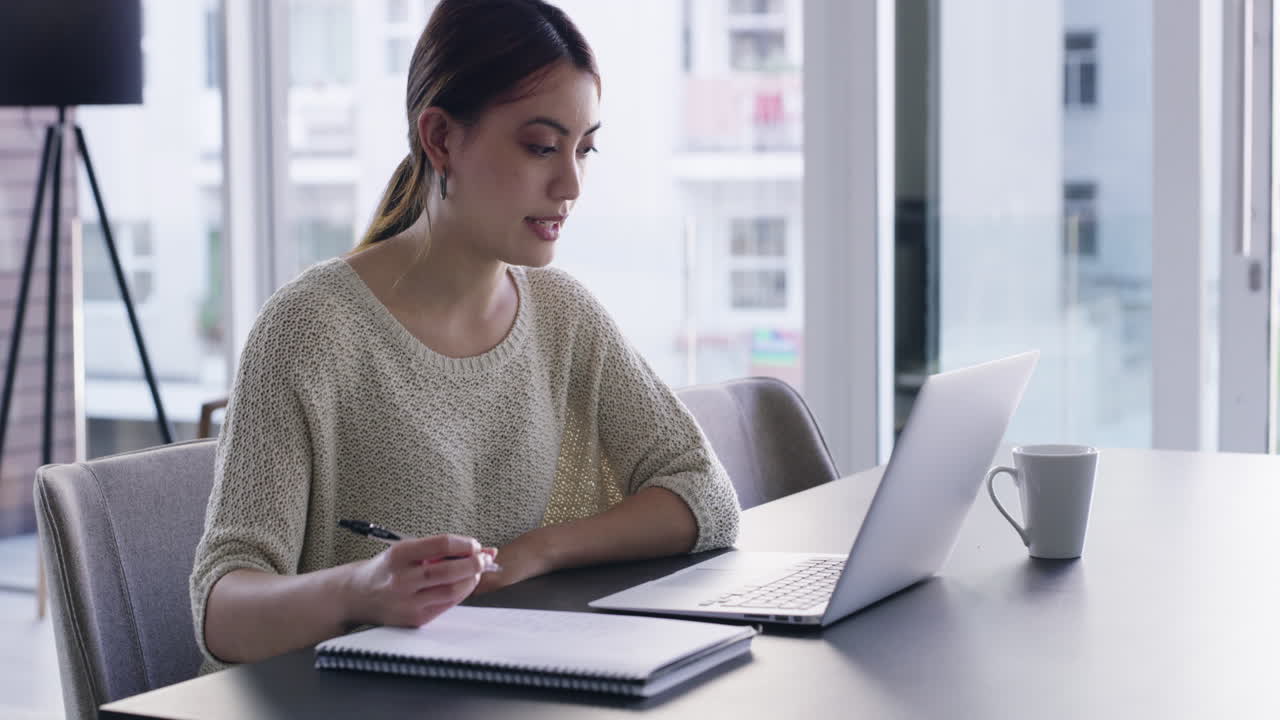 videollamada, portátil y mujer de negocios en virtual