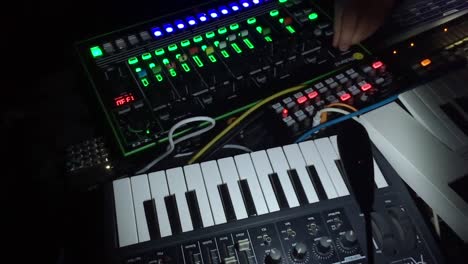 elektronische muzikant die met synthesizers en drummachines in slow motion speelt