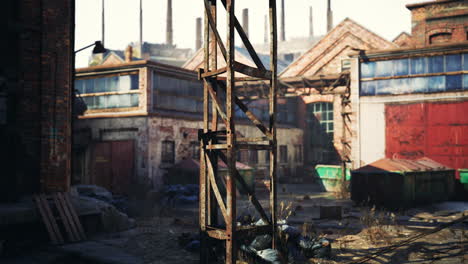 área de la fábrica de la industria abandonada y el cielo soleado