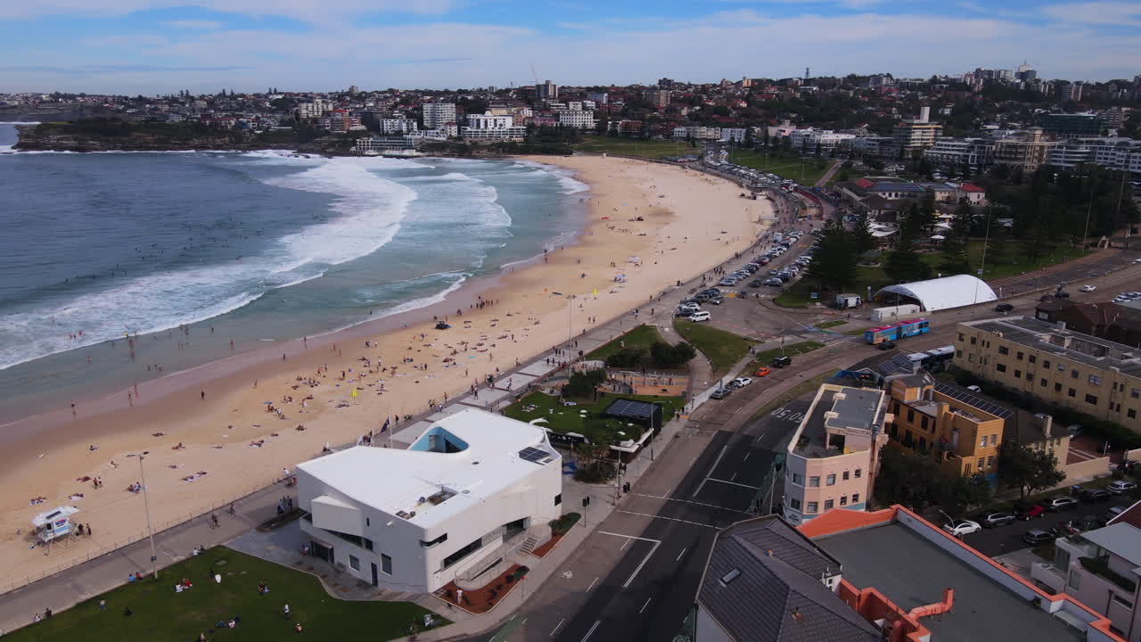 Panorerande drönarvy över Bondi Beach