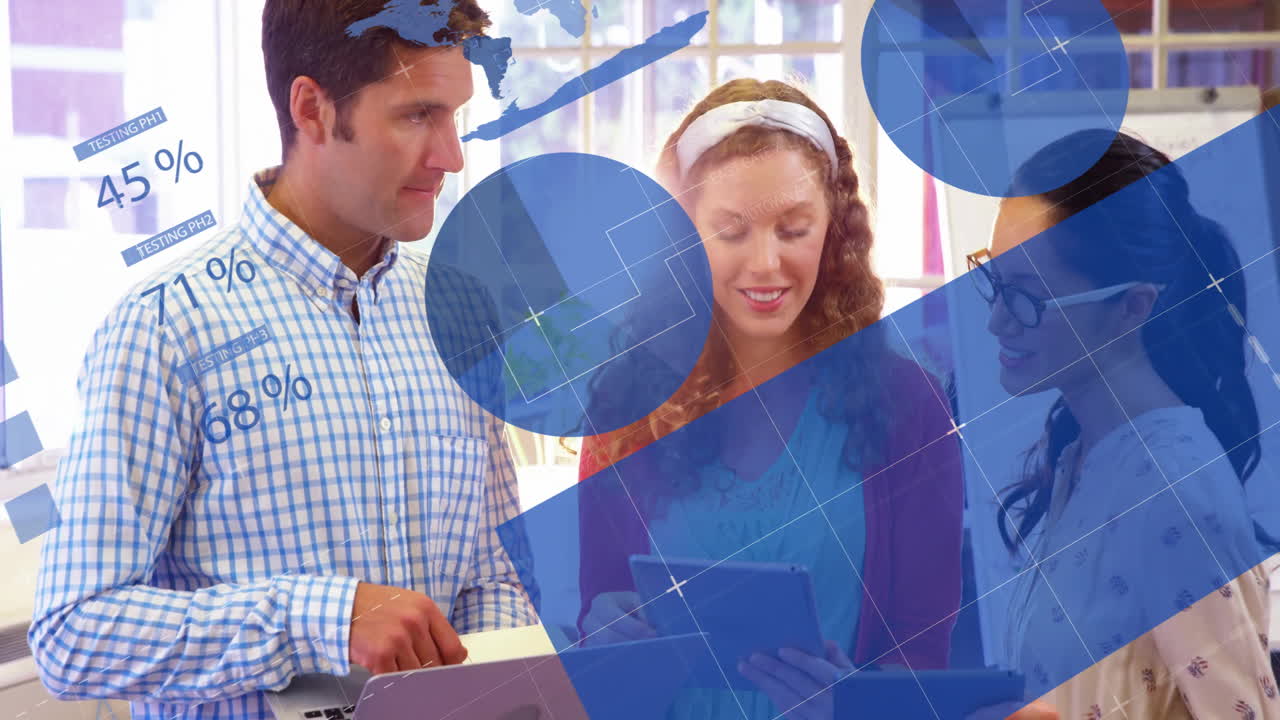 animación de la interfaz infográfica sobre diversos compañeros de trabajo discutiendo informes en una tableta digital