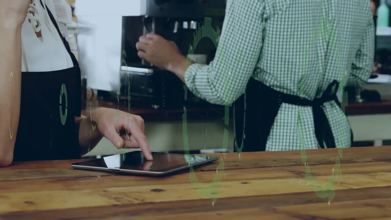 animación del procesamiento de datos sobre una mujer que usa una tableta