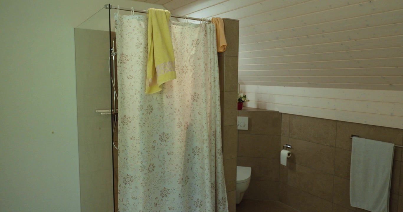 Mostrando un baño con cortina de ducha mientras un hombre entra para ducharse. Adecuado para conceptos de higiene, rutinas diarias, cuidado personal, interiores de baño, bienestar y estilo de vida en el hogar