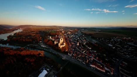 Langsam-Aufsteigender-Fpv-überholschuss-Der-Atemberaubenden-Burg-Melk-Im-Spätherbst