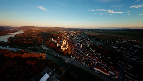 tiro de adelantamiento de fpv de ascenso lento del impresionante castillo de melk a fines del otoño