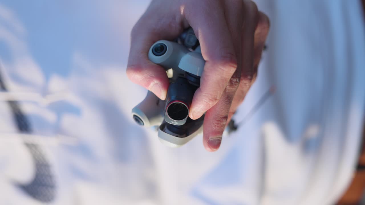 드론 발 헤드에 렌즈를 부착합니다. 수직 비디오