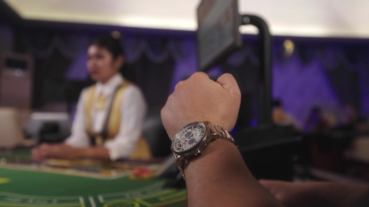Scena cinematografica di gioco al tavolo da casinò con un giocatore che lancia le fiches per una scena commerciale