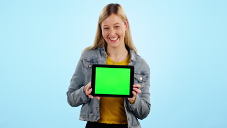 Frau,-Tablet-Und-Grüner-Bildschirm-Mit-Lächeln