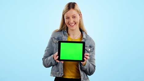 mujer, tableta y pantalla verde con sonrisa