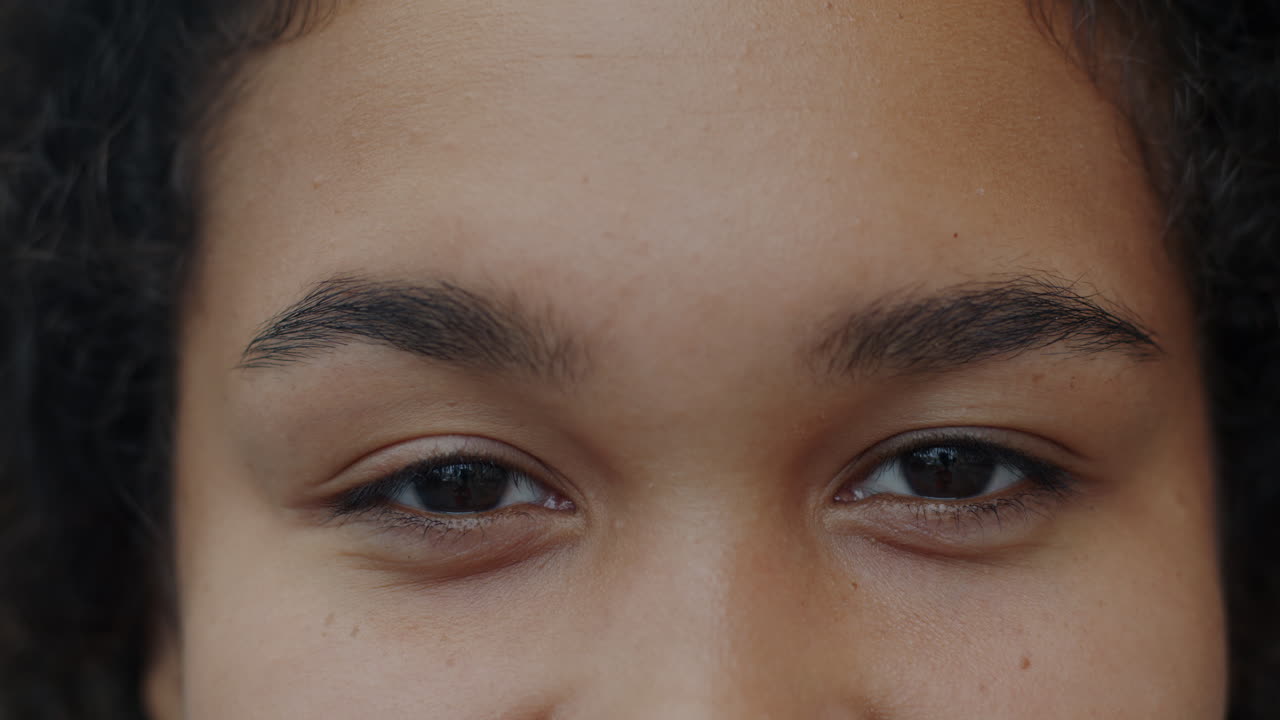 primer plano de la cara de una mujer joven