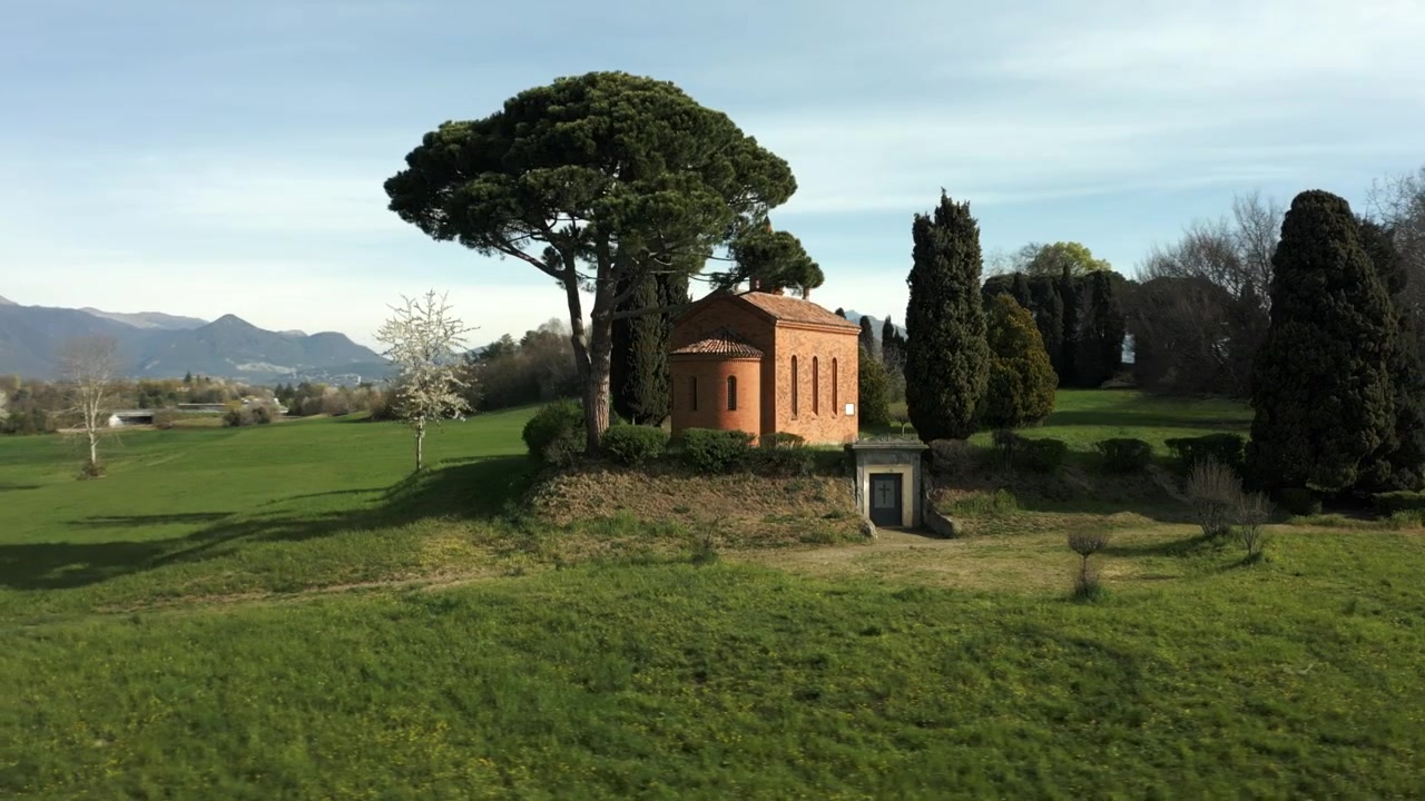 Ripresa aerea circolare con dolly attorno alla chiesa rossa di Pomelasca a Inverigo