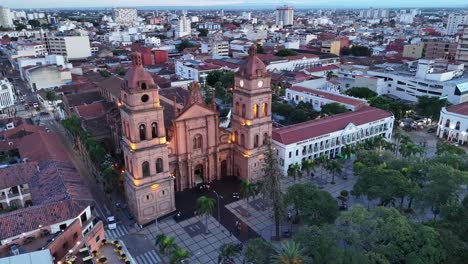 Disparo-De-Drone-Ciudad-Plaza-Principal-Catedral-Viaje