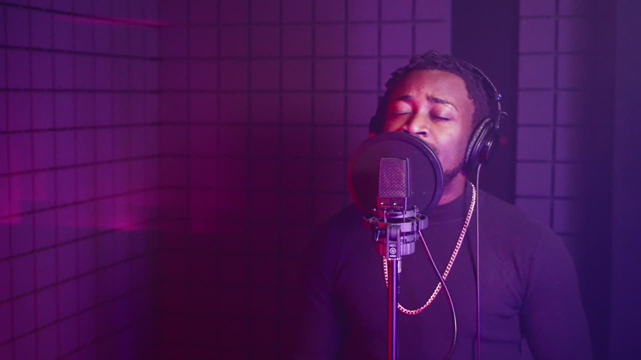 músico grabando en estudio