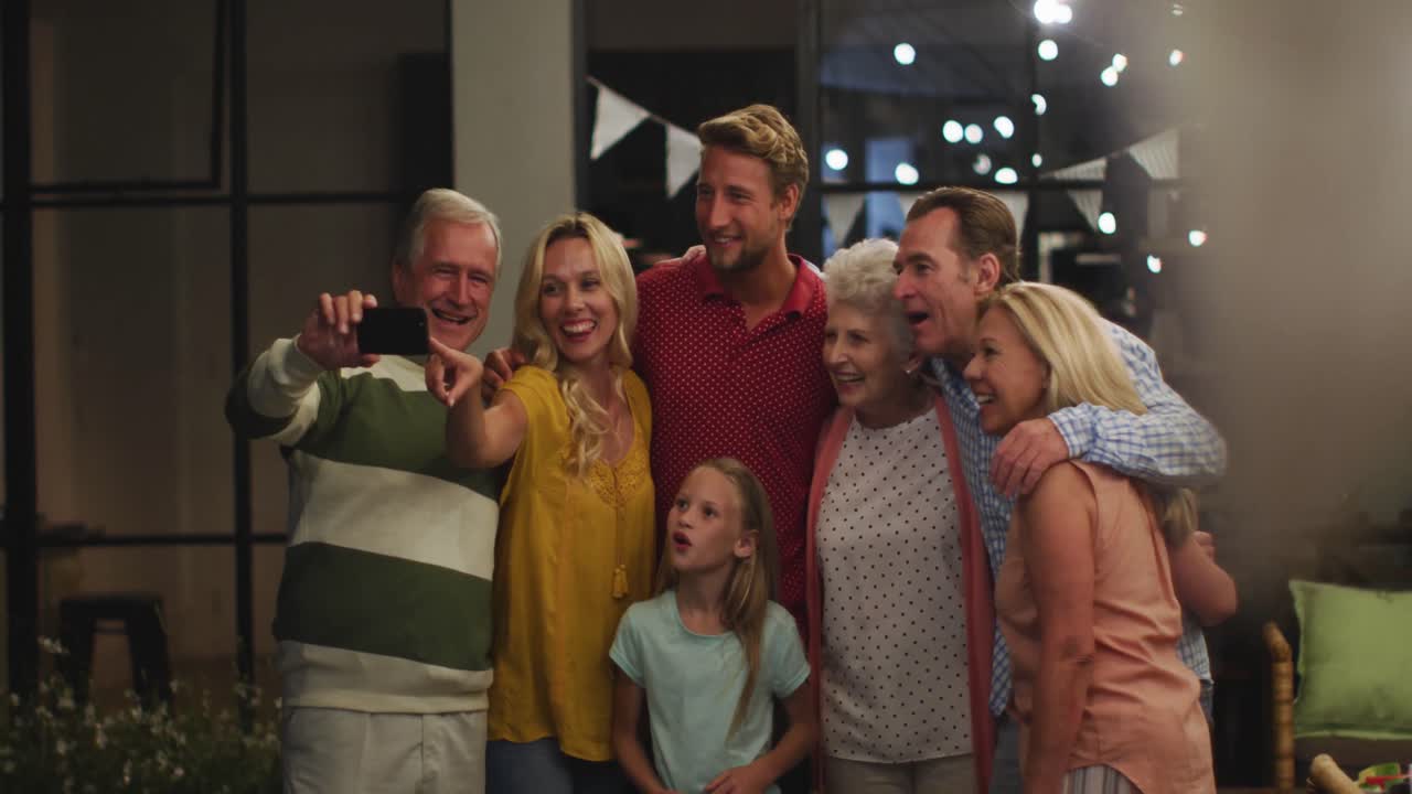 행복한 가족이 함께 저녁을 먹고 있습니다.