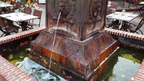 Ein-Alter-Brunnen,-Der-In-Zeitlupe-Wasser-Spuckt