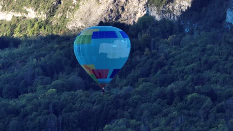 Globo-Aerostático-Despegando-En-Una-Mañana-Fría-En-Annecy,-Francia