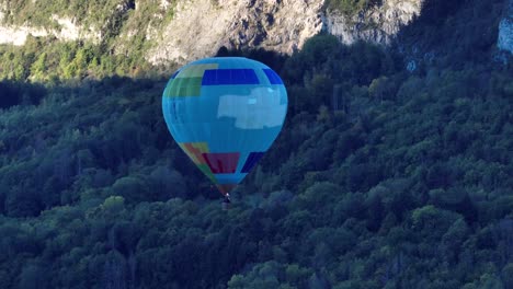 globo aerostático despegando en una mañana fría en annecy, francia