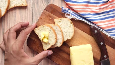 tostadas de mantequilla en una tabla de madera