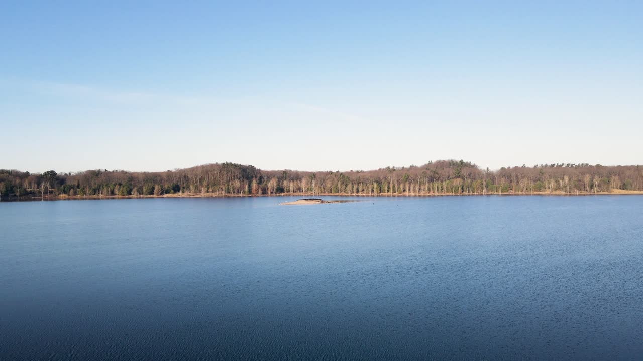 приближение к острову дюнной гавани и озеру с помощью дрона