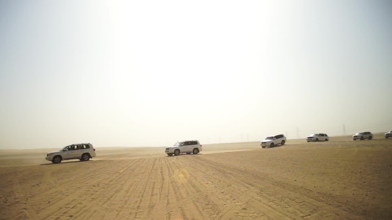 사막 풍경 을 가로질러 운전 하는 색 자동차