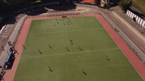 Drohnen-Draufsichtaufnahme-Eines-Hockeyspiels-Auf-Einem-Wunderschönen-Grünen-Rasenfeld