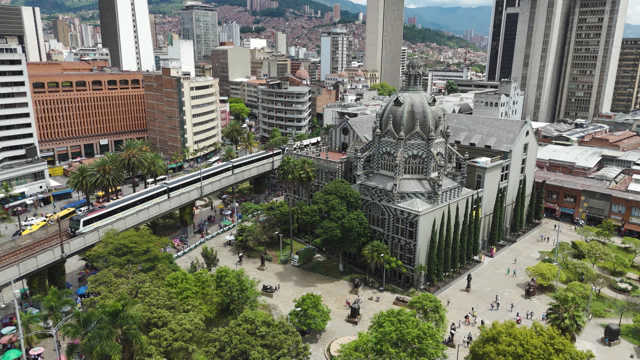 Vista Aérea de Apresentação dos Edifícios e Trens do Centro da Cidade de Medellín