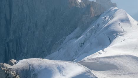 View-of-two-people-mountaineering-in-ice-in-the-alps,-in-chamonix