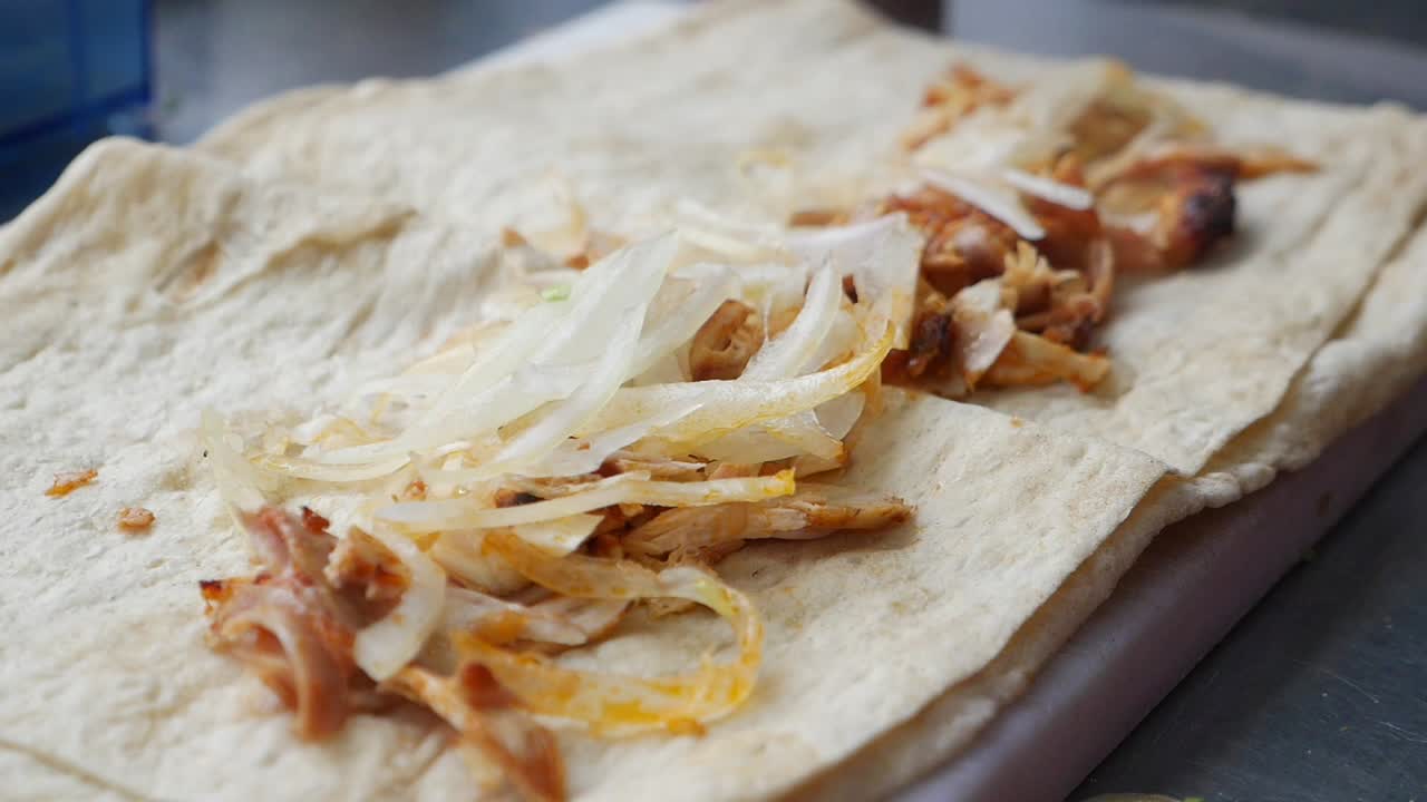 preparando una pita de kebab döner turco