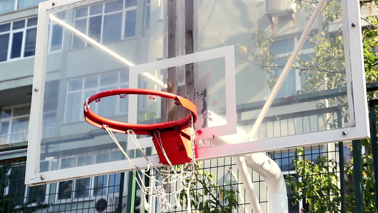 joven lanzando una pelota a la canasta 1