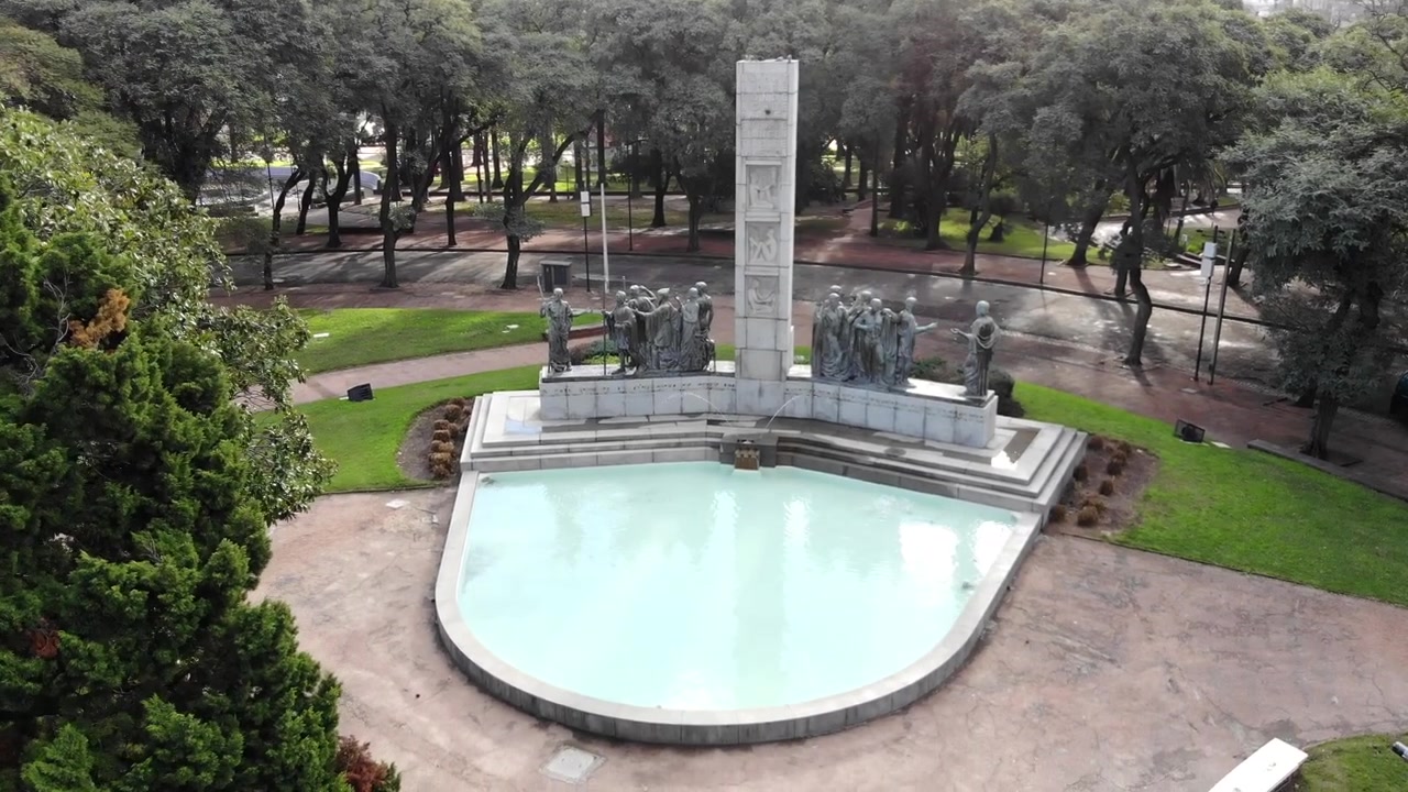 Imágenes aéreas de dron de la escultura en el Parque Rodó, Montevideo, Uruguay.