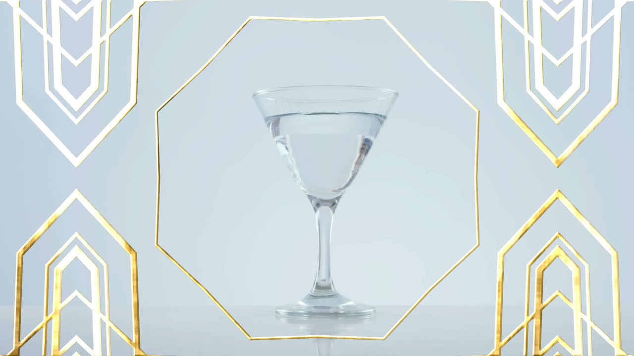 황금색 프레임 디자인 패턴 올리브가 회색 배경에 테일 컵에 떨어집니다.