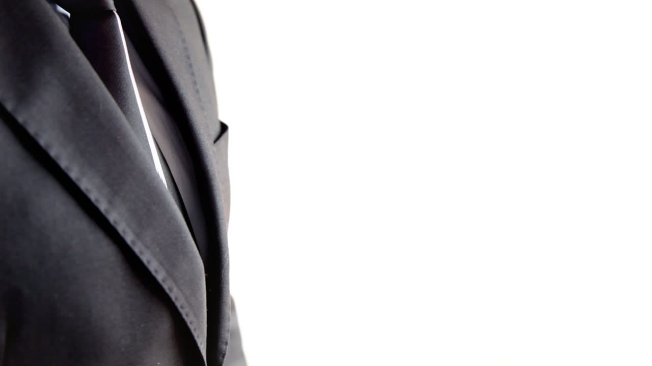 mano de hombre de negocios cerca comprobando la hora en el reloj de muñeca