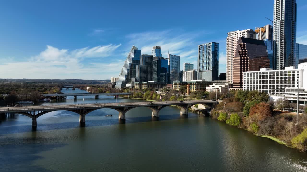 Tráfego na Ponte da Congress Avenue, em um dia ensolarado de outono em Austin, EUA - Vista aérea.