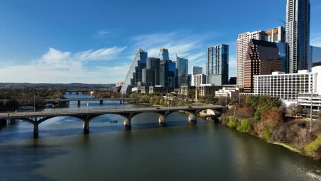 Tráfico-En-El-Puente-De-La-Avenida-Del-Congreso,-Soleado,-Día-De-Otoño-En-Austin,-Ee.uu.---Vista-Aérea