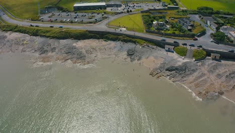 panorámica aérea de 4k sobre nadadores
