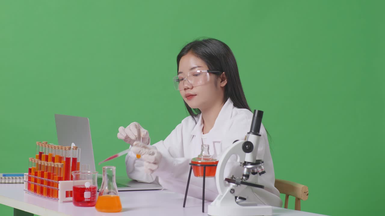 실험실에서 일하는 과학자