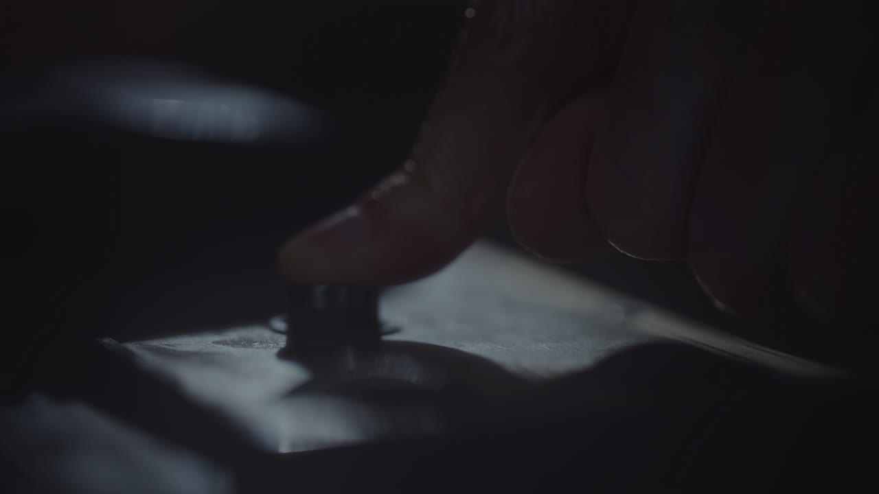 el espía escucha grabaciones discretas.