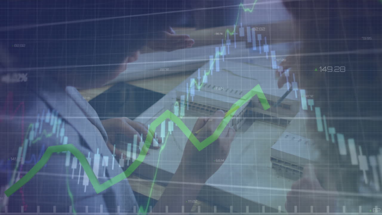 animación del procesamiento de datos financieros sobre diversas personas de negocios