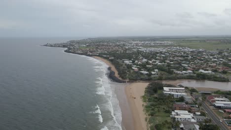 Barrio-Costero-De-Bundaberg-En-Un-Día-Nublado-En-Queensland,-Australia---Toma-Aérea