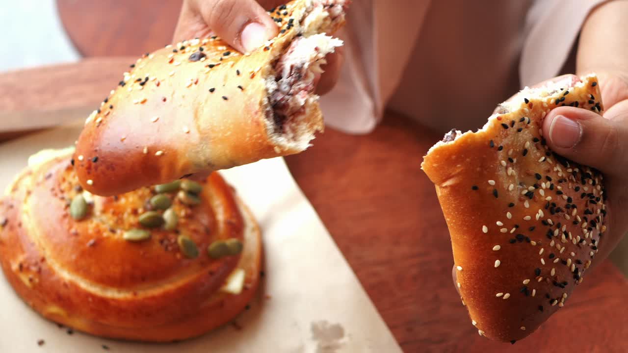 persona comiendo un pedazo de pan dulce